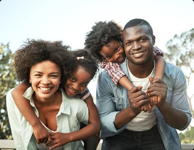 Familia yenye furaha ikipiga picha pamoja